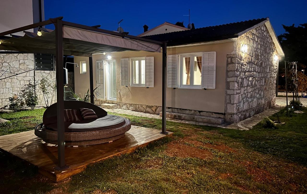 Holiday House "Laurus Garden" With Private Parking 메덜린 외부 사진