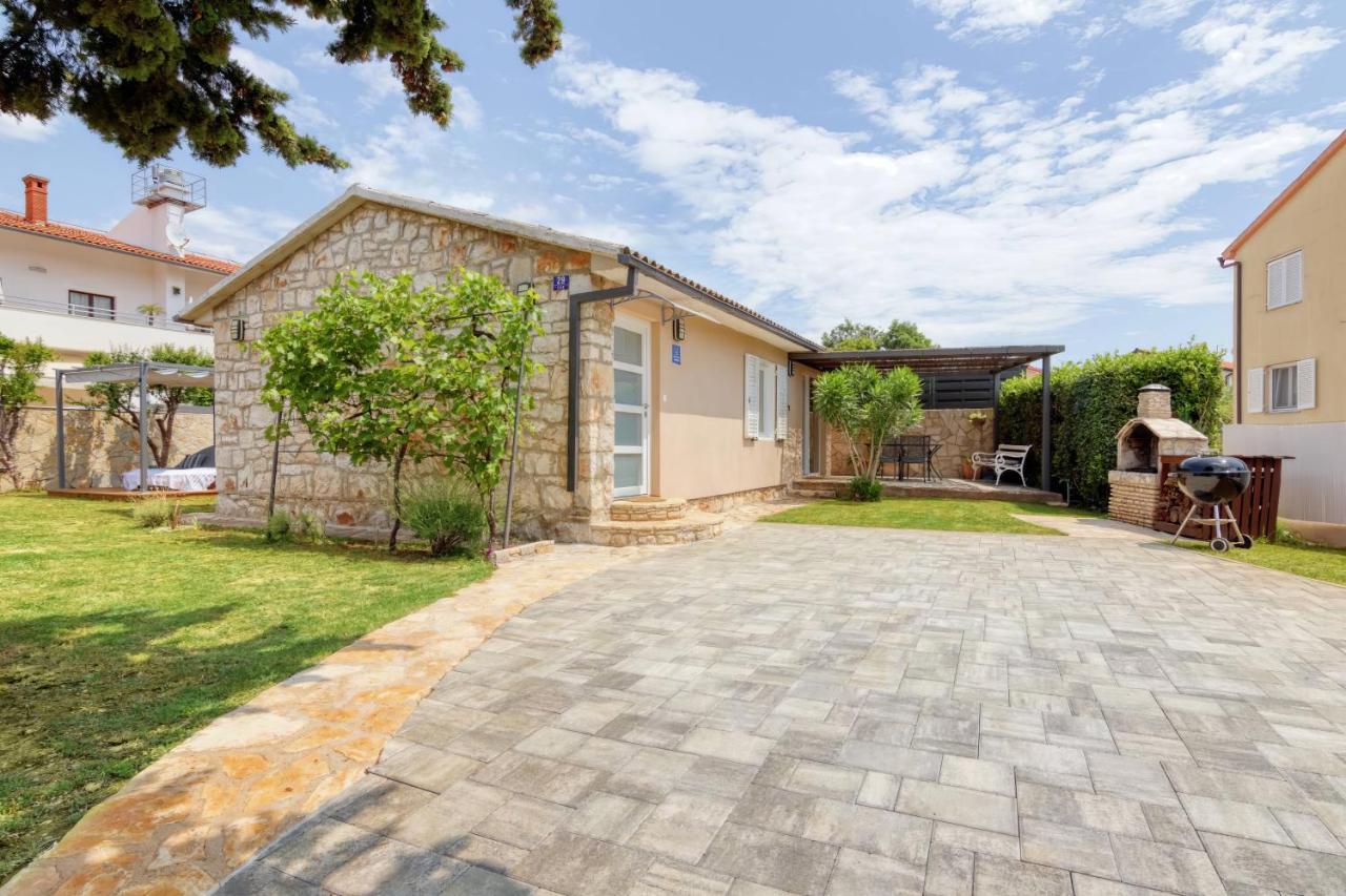Holiday House "Laurus Garden" With Private Parking 메덜린 외부 사진
