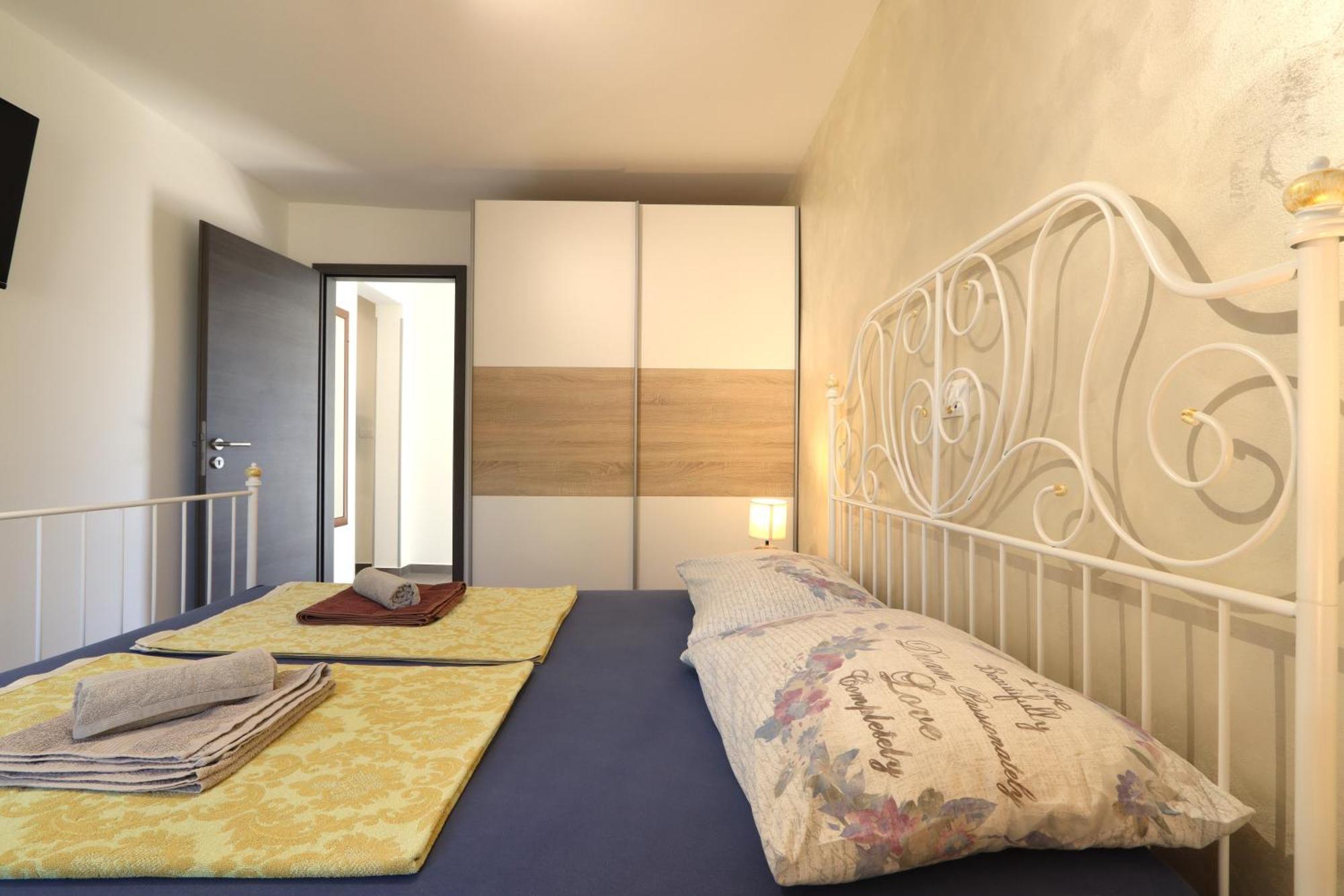 Holiday House "Laurus Garden" With Private Parking 메덜린 외부 사진